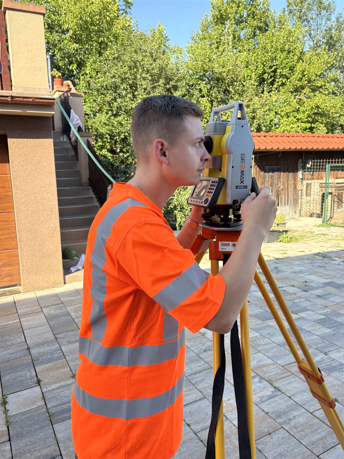 Meranie totálnou stanicou GeoMax v teréne